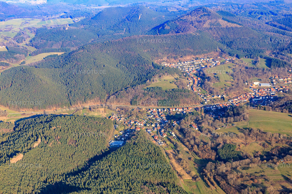 Luftbild: Retschelfels überm Wieslauter-Tal in Bruchweiler-Bärenbach im Bundesland Rheinland-Pfalz in Deutschland. Foto: IMG_086753.jpg vom 26.03.2016 durch Werner Riehm/FLY-FOTO.de