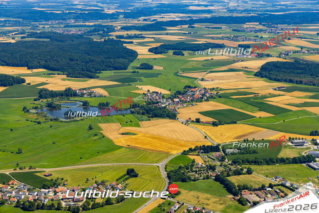 Aktuelles Luftbild von Kleinwinnaden Bad Schussenried - Die Luftaufnahme wurde 2022 mittels UL-Flugzeug erstellt ( keine Drohne ) - hochauflösende Kamera-Systeme von  Canon -Beste Qualität - Für grossformatige Ausdrucke geeignet. Die Geschenkidee !