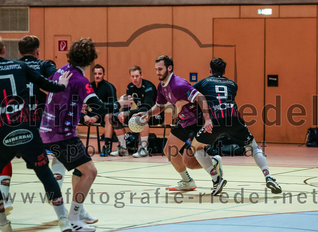 2023-11-26_012_SpVgg_Altenerding_gegen_TSV_1861_Mainburg | Erding, Deutschland, 26.11.2023:
Handball, Bezirksoberliga Männer 2023 / 2024, 9. Spieltag, SpVgg Altenerding gegen TSV 1861 Mainburg, Endergebnis: 34:20

Simon Rüdiger (SpVgg Altenerding, #7), Johannes Ettenhuber (TSV 1861 Mainburg, #9)

Foto: Christian Riedel / fotografie-riedel.net