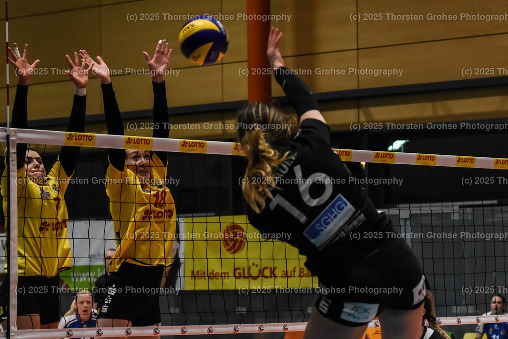 VBL VFB Suhl vs. SCHWARZ-WEISS Erfurt | Lauren Plum #7 (VFB Suhl),Krista DeGeest #18 (VFB Suhl),Margaret Casault #16 (Schwarz-Weiss Erfurt); VBL VFB Suhl vs. SCHWARZ-WEISS Erfurt, Volleyball-Bundesliga Frauen am 17.02.2018 in der Multihalle in Meiningen, (Deutschland) - Realisiert mit Pictrs.com