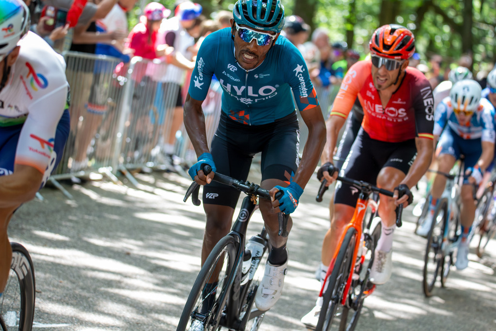 Lidl Deutschland Tour 2024 (Radsport), 4. Etappe und letzte Etappe Von Annweiler am Trifels nach Saarbrücken (182,7 KM). Bild: Ankunft an der Kalmit, dem höchsten Berg im Pfälzerwald | Lidl Deutschland Tour 2024 (Radsport), 4. Etappe und letzte Etappe Von Annweiler am Trifels nach Saarbrücken (182,7 KM). Bild: Ankunft an der Kalmit, dem höchsten Berg im Pfälzerwald - Realisiert mit Pictrs.com