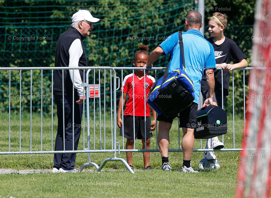 A_LUI_19072025_22 | SPORT,FUSSBALL ,TESTSPIEL ASKOE OEDT-UNION RAIFFEISEN MONDSEE 19.07.2025 IM BILD:FRANZ GRAD IM GESPRAECH MIT DEN NACHWUCHSKICKER  FOTO:FOTOLUI