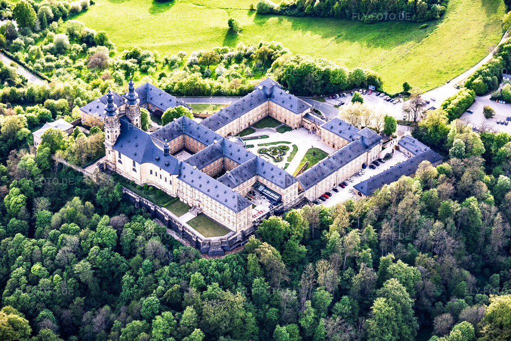 Luftbild: Kloster Banz mit Kaisersaal, Klosterkirche St. Dionysius und St. Petrus, Skulptur und Gedenkstätte Valentin Rathgeber und Hanns-Seidel-Stiftung - Kloster Banz im Ortsteil Unnersdorf in Bad Staffelstein im Bundesland Bayern in Deutschland.Foto: IMG_155471.jpg vom 02.05.2026 durch Werner Riehm/FLY-FOTO.deAuflösung des Originals: 5744 x 3829 pxBildungszentrum Kloster Banz - Hanns-Seidel-StiftungPfarrei Altenbanz und Pfarrei Banz