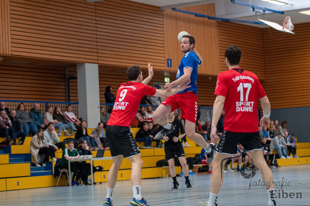 VfL Rastede-TvdH Oldenburg 2 | Landesliga Männer ;VfL Rastede (blau)-TvdH Oldenburg 2 (rot) am 15.04.2023 in Rastede (Mehrzweckhalle Feldbreite), Deutschland, Photo: Philip Eiben 2023 - Realisiert mit Pictrs.com