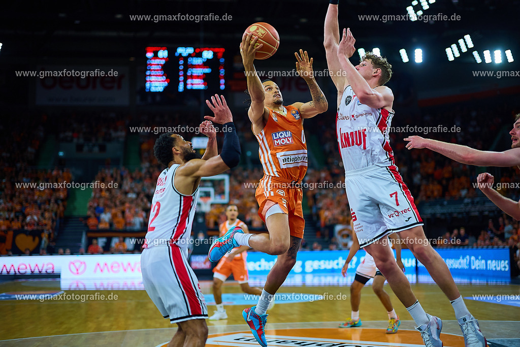 GER, ratiopharm ulm gegen FIT/ONE Würzburg Baskets, Basketball, 5. PlayOff, Halbfinale, EasyCredit Bundesliga, Spielzeit 2024/2025, 12.06.2025 | Davion Mintz (FIT/ONE Baskets Wuerzburg, #12), Nelson Weidemann (ratiopharm ulm, #00) und Hannes Steinbach (FIT/ONE Baskets Wuerzburg, #07)GER, ratiopharm ulm gegen FIT/ONE Würzburg Baskets, Basketball, 5. PlayOff, Halbfinale, EasyCredit Bundesliga, Spielzeit 2024/2025, 12.06.2025Foto: Eibner-Pressefoto/Gerald Oelze-de Stoppany