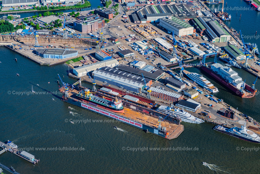 Hamburg_Blohm_und_Voss_Dock_Werbung_Aale_Dieter_ELS_8305110525 | HAMBURG 11.05.2025 Großflächenwerbung am Spezialschiff LNG Tankschiff auf dem Blohm und Voss Tockendock Dock 11 Elbe in Hamburg. Weiterführende Informationen bei: Blohm+Voss B.V. & Co. KG,  Otto (GmbH & Co KG). // Large-format advertising on the special LNG tanker at the Blohm and Voss Dry Dock Dock 11 Elbe in Hamburg. Further information at: Blohm+Voss B.V. & Co. KG,  Otto (GmbH & Co KG). Foto: Martin Elsen