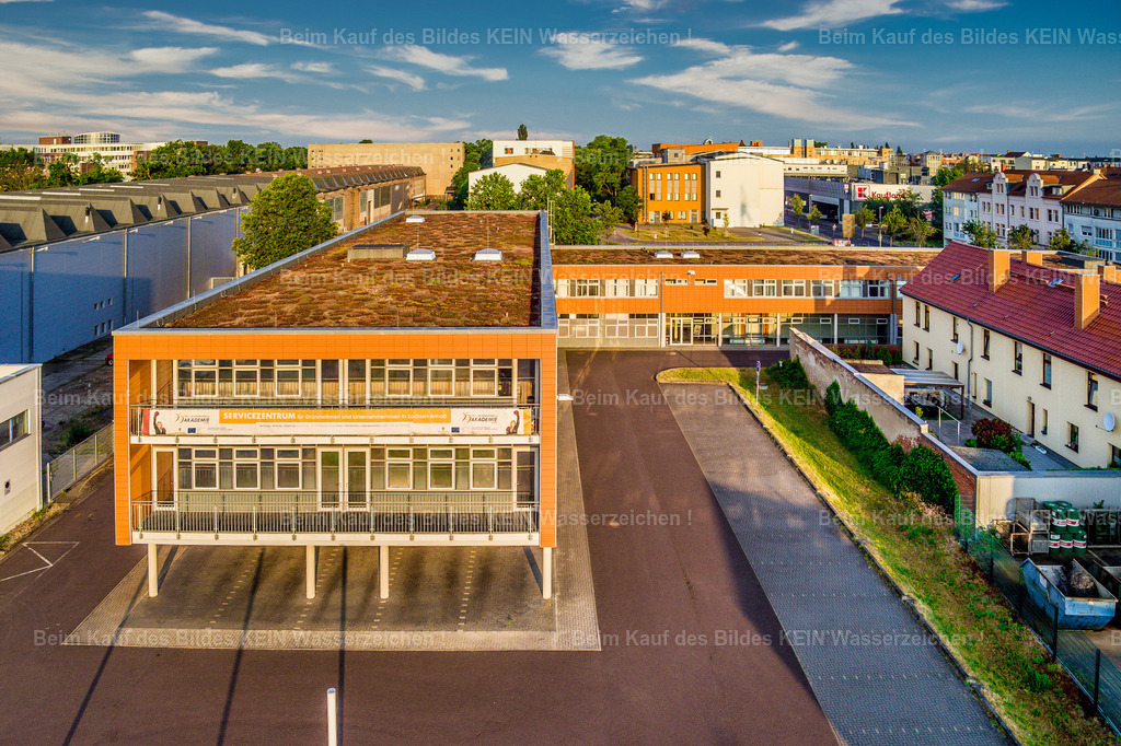 IGZ Mittagstraße in Magdeburg-0006 | Blick aus der tief fliegenden Drohne auf den zweiten Standort des Innovations- und Gründerzentrums (IGZ) in Magdeburg. Die nahe Perspektive stellt das Gebäude und seine Architektur unmittelbar in den Mittelpunkt.Die Aufnahme entstand ebenso wie das vorherige Motiv des IGZ in Barleben im Rahmen eines Auftrags. Beide Bilder zeigen, wie unterschiedlich sich ein Unternehmensstandort mit einer gezielt gewählten Drohnenperspektive darstellen lässt.Die niedrige Flughöhe sorgt für eine direkte und prägnante Darstellung des Gebäudes, während gleichzeitig das Umfeld als Teil des Standortes erkennbar bleibt. So entstehen Aufnahmen, die sich sowohl für die Unternehmenskommunikation als auch für Standortmarketing und die Dokumentation von Gewerbestandorten eignen.Zwei Standorte, zwei Motive – fotografiert aus derselben professionellen Perspektive und im Rahmen eines gemeinsamen Auftrags. - Realisiert mit Pictrs.com