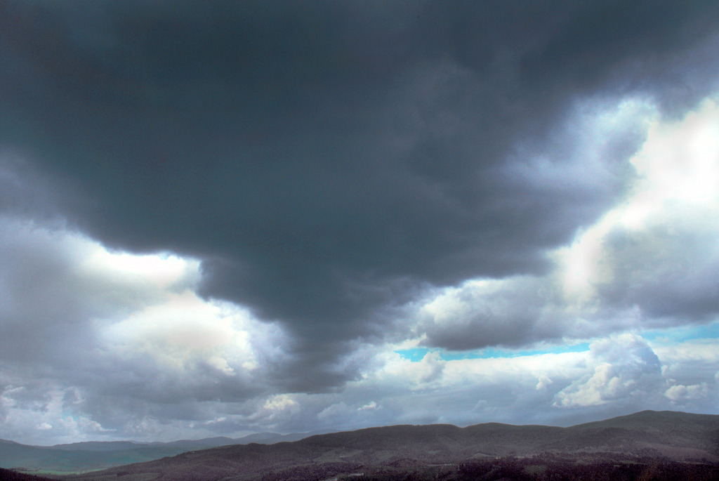 WolkenWort  41_Grollwolke | Wolkenwort # 41
Gewitter über Casole d'Elsa, Toskana, Italia, August 1994
Fotoausstellung WOLKENWORTE, Oberbank Salzburg, Alter Markt 4, 30.5.-30.6.2006. Eine veranstaltung der Europagesellschaft, Salzburg