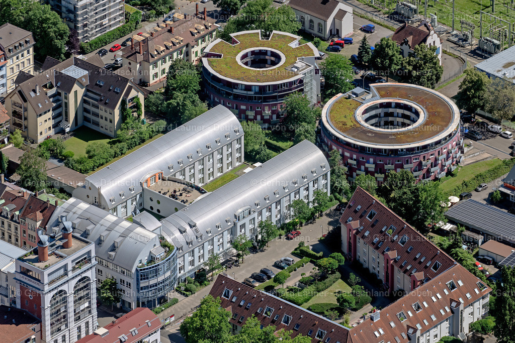 4033320 | FREIBURG IM BREISGAU 30.06.2020 Gebäudekomplex des "StayInn Freiburg" - Ferienwohnungen, Hostel und Gästehaus sowie den Rundhäusern der "Urania Freiburg" in Freiburg im Breisgau im Bundesland Baden-Württemberg, Deutschland. Weiterführende Informationen bei: StayInn Freiburg,  URBANIA FREIBURG GMBH. // Building complex of the "StayInn Freiburg" holiday apartments, hostel and guest house and the round houses of the "Urania Freiburg" in Freiburg im Breisgau in the state Baden-Wuerttemberg, Germany. Further information at: StayInn Freiburg,  URBANIA FREIBURG GMBH. Foto: Gerhard Launer