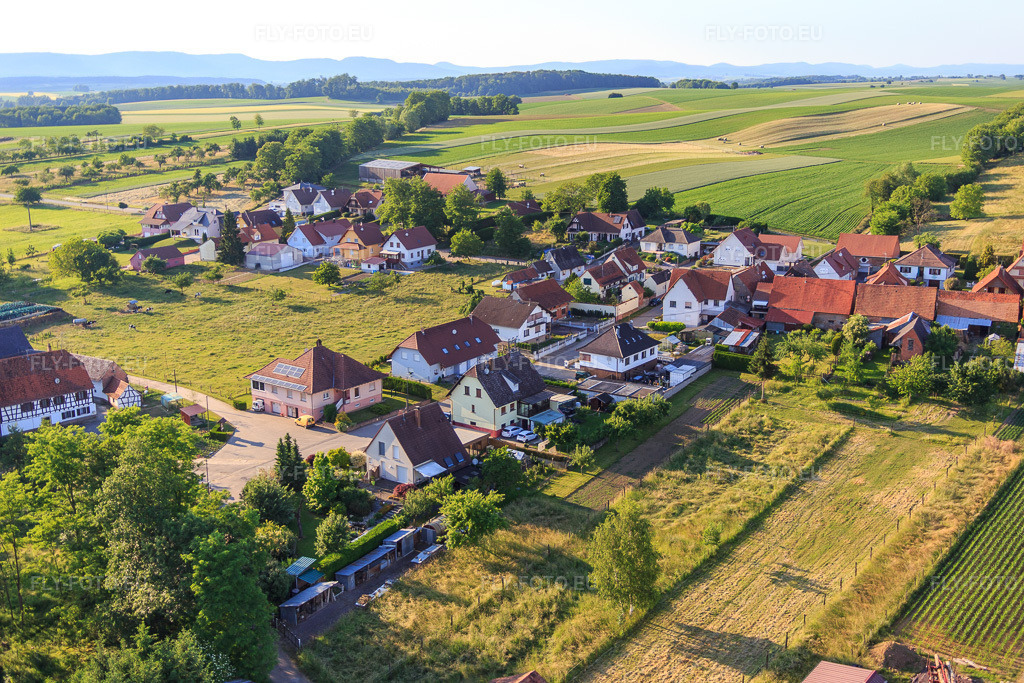 Vue aérienne: Rue du Moulin à Oberrœdern dans le département Bas Rhin, France – .Photo: IMG_080206.jpg prise le 05/06/2015 par Werner Riehm/FLY-FOTO.eu – Résolution de l'original: 5472 x 3648 px