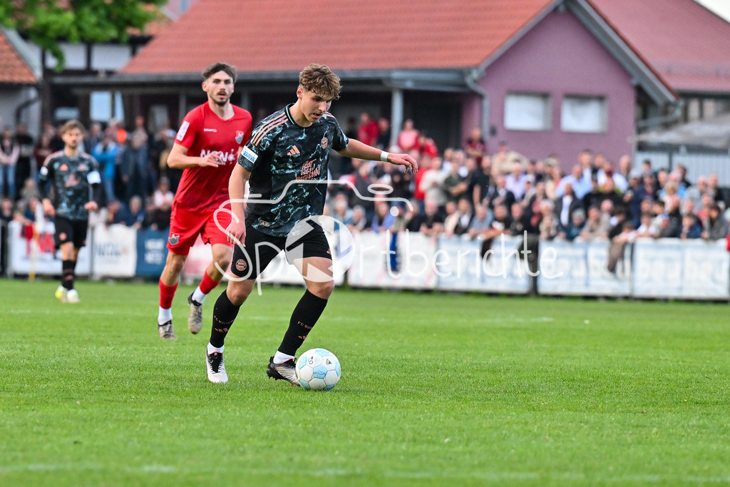 TSV Aubstadt - FC Bayern Amateure | am Ball  Max SCHOLZE (FC Bayern München II #2) / Einzelfoto / Freisteller / Regionalliga Bayern: TSV Aubstadt - FC Bayern Muenchen II, NGN-Arena am 23.04.2025