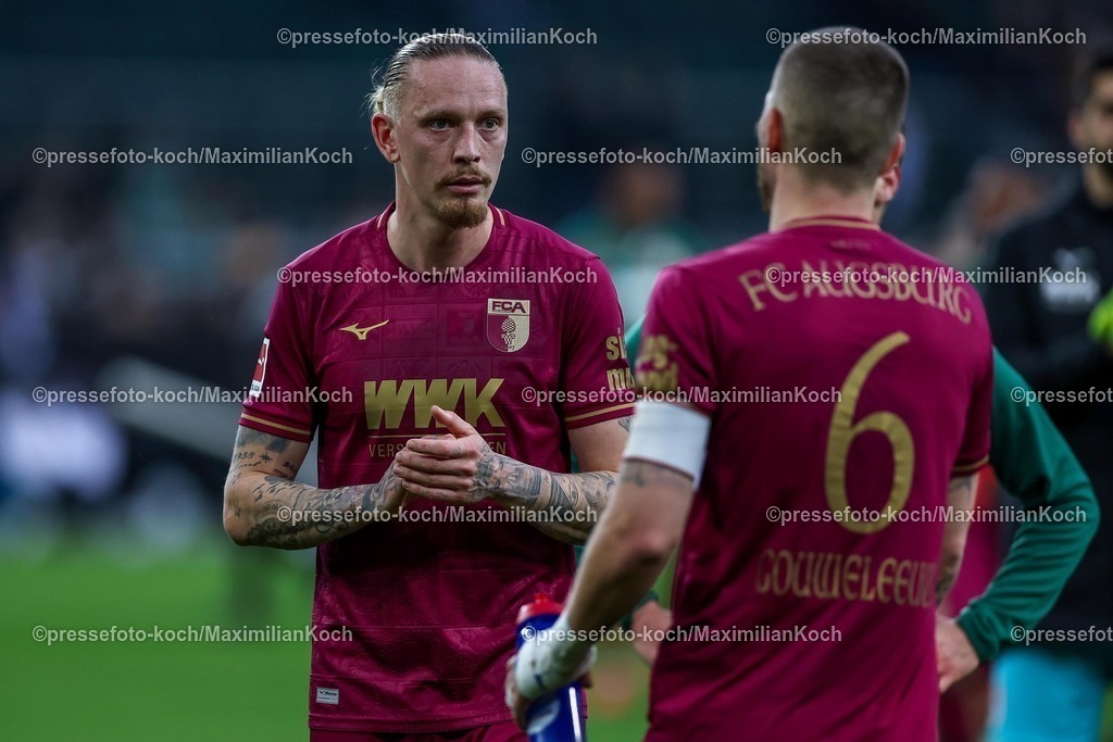 BMG21022502195 | 22.02.2025, Fußball, Borussia Mönchengladbach - FC Augsburg, 1. Fußball Bundesliga, Borussia-Park, Saison 2024 2025: Marius Wolf (FC Augsburg #11) neben Jeffrey Gouweleeuw (FC Augsburg #6)DFB regulations prohibit any use of photographs as image sequences and or quasi-video.
