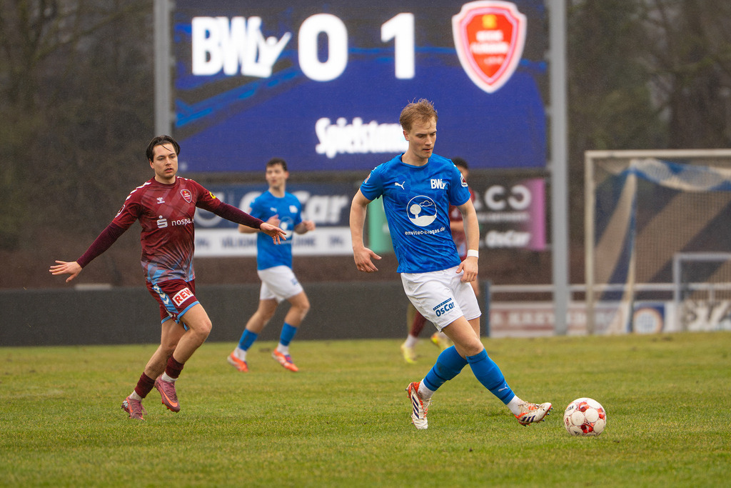 Fußball I Herren I Saison 2025-2026 I Regionalliga Nord I 23. Spieltag I TuS Blau-Weiß Lohne - SC Weiche Flensburg 08 I 0296 | Laurenz Pölking (5, TuS BW Lohne) - Realisiert mit Pictrs.com