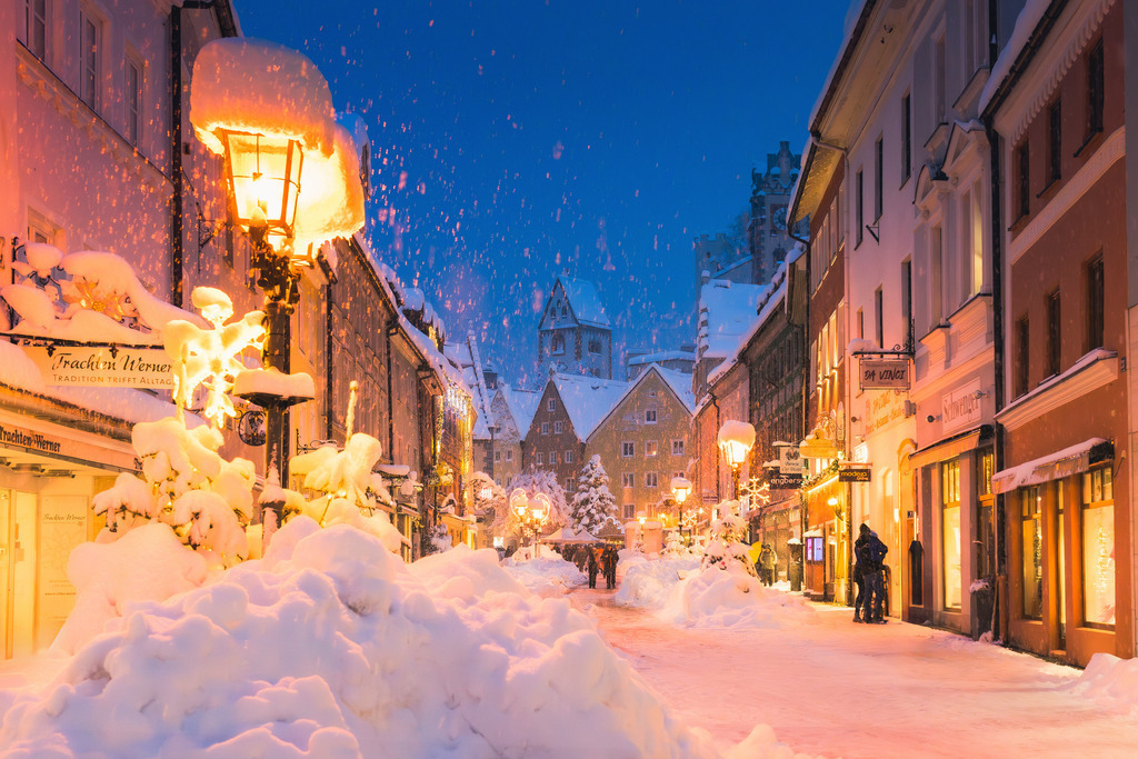 Füssen im Winter | Füssen im Winter an einem schneereichen Tag. Das Bild zeigt die Reichenstraße mit dem charakteristischen Turm der St. Mang Kirche in der Flucht.