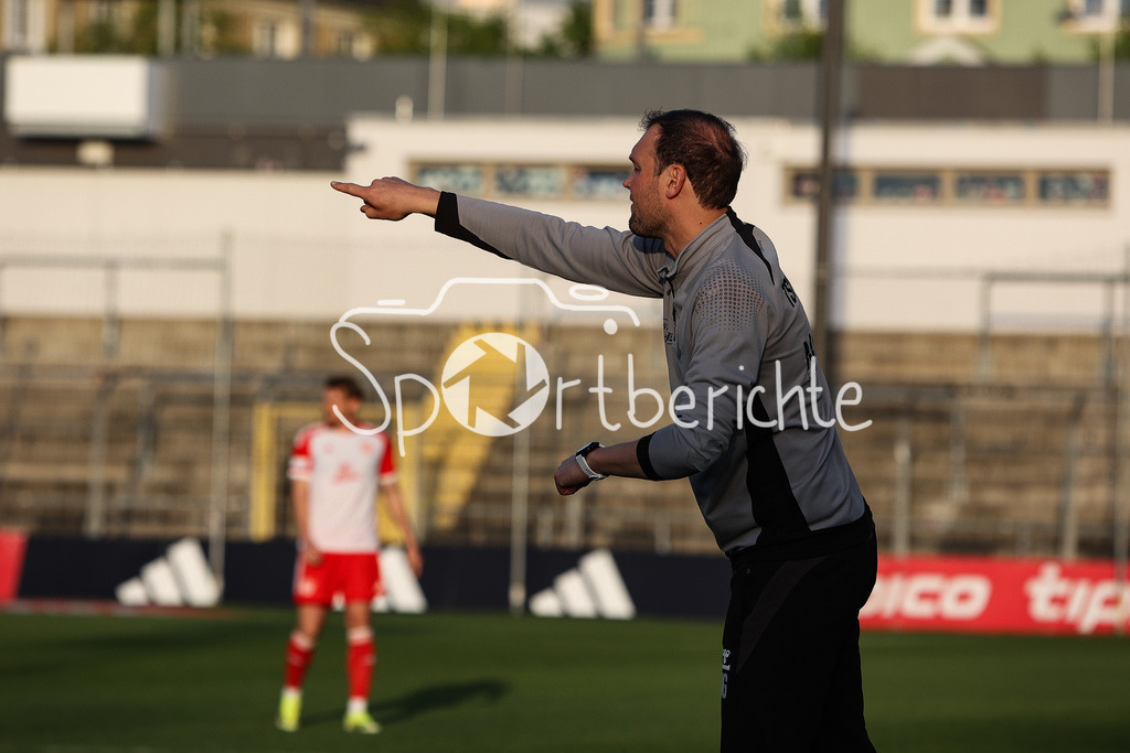 FC Bayern Amateure - TSV Aubstadt | Aubstadt Trainer Julian GRELL in Aktion / FReisteller / Einzelfoto