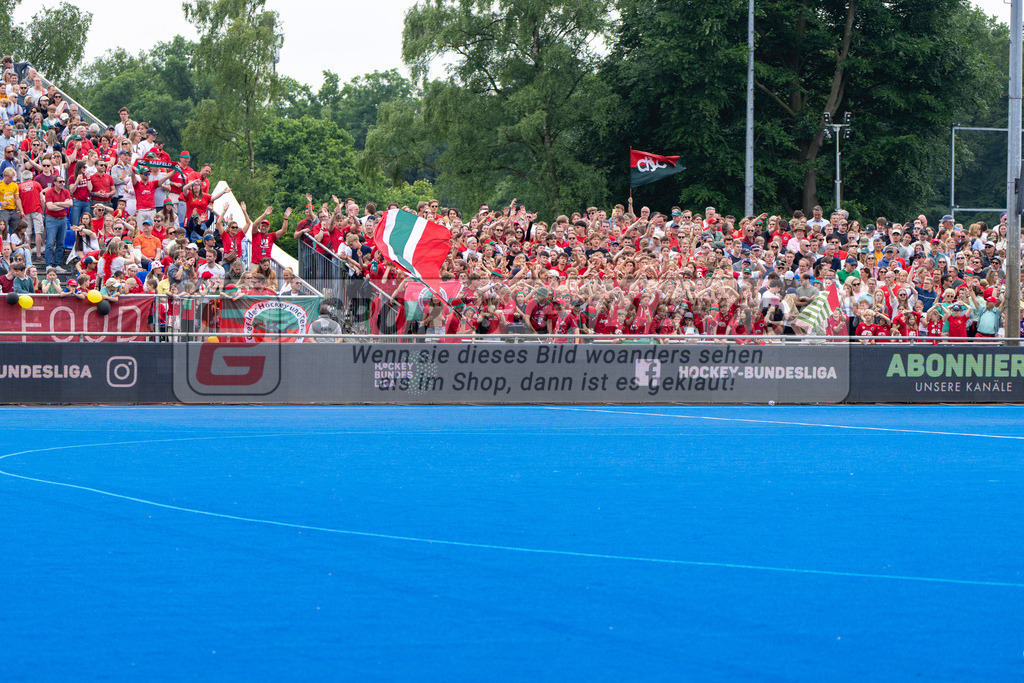 Final4_20250601-1325-HK108450 | Krefeld, Deutschland, 01.06.2025:  Feldhockey Final4 2025 – „Deutsche Feldhockey-Meisterschaften 2025“ Crefelder HTC - Rot-Weiss Köln (Finale Herren) im Gerd-Wellen-Hockeyanlage am 01.06.2025 in Krefeld, Deutschland. (Foto von Kramhöller/Fehrmann/Kaste)Krefeld, Germany, 01.06.2025: Feldhockey Final4 2025 – „Deutsche Feldhockey-Meisterschaften 2025“ Harvestehuder HTC - Düsseldorfer HC (Finale Damen) in Gerd-Wellen-Hockeyanlage at 01.06.2025 in Krefeld, Deutschland. (Foto from Kramhöller/Fehrmann/Kaste)