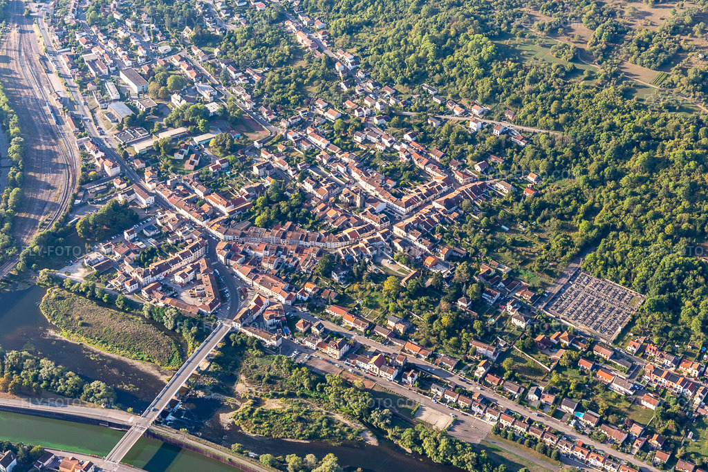 Aerial view: View of the town in Pont-Saint-Vincent in the state Meurthe et Moselle, France. – Photo: IMG_117885.jpg taken on 09/14/2019 by Werner Riehm/FLY-FOTO.com – Resolution of the original: 5472 x 3648 px