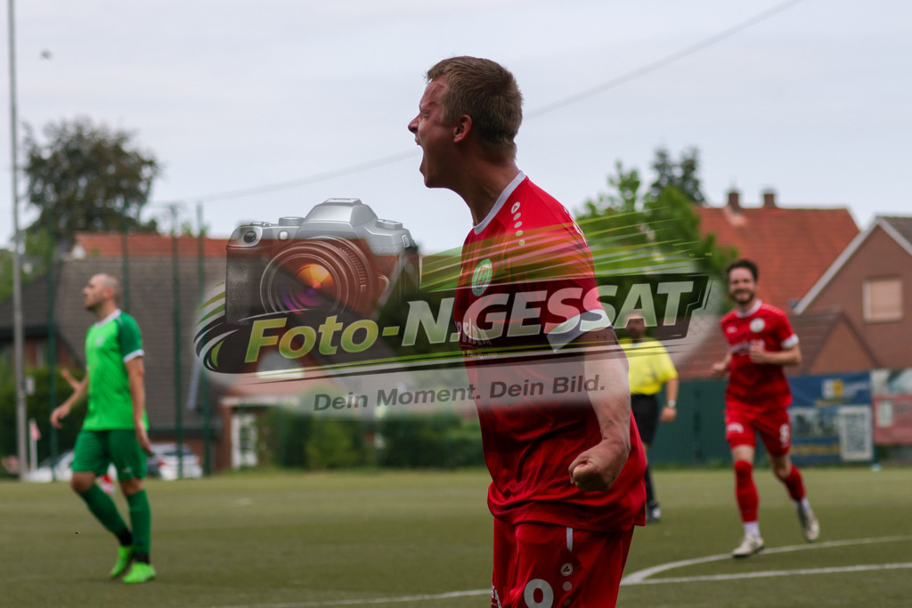 Bünder SV - TV Elverdissen | Auf dem Bild zu sehen: rot Bünder SV: Robin Luca WolfBünder SV, TV Elverdissen, Saison 26/27, Kreisliga A, Bünde, Deutschland - Realisiert mit Pictrs.com