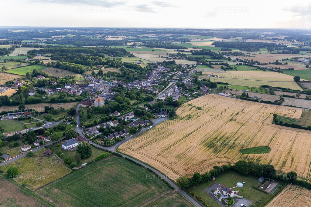 Luftbild: Ortsansicht in Coudrecieux im Bundesland Sarthe in Frankreich. – Foto: IMG_132421.jpg vom 14.06.2022 durch Werner Riehm/FLY-FOTO.de – Auflösung des Originals: 5197 x 3465 px