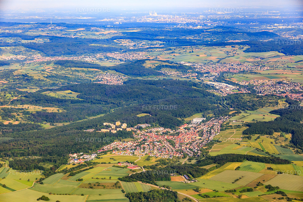 Luftbild: Ortsansicht von Osten in Eisingen im Bundesland Baden-Württemberg in Deutschland. Foto: IMG_079910.jpg vom 31.05.2015 durch Werner Riehm/FLY-FOTO.de