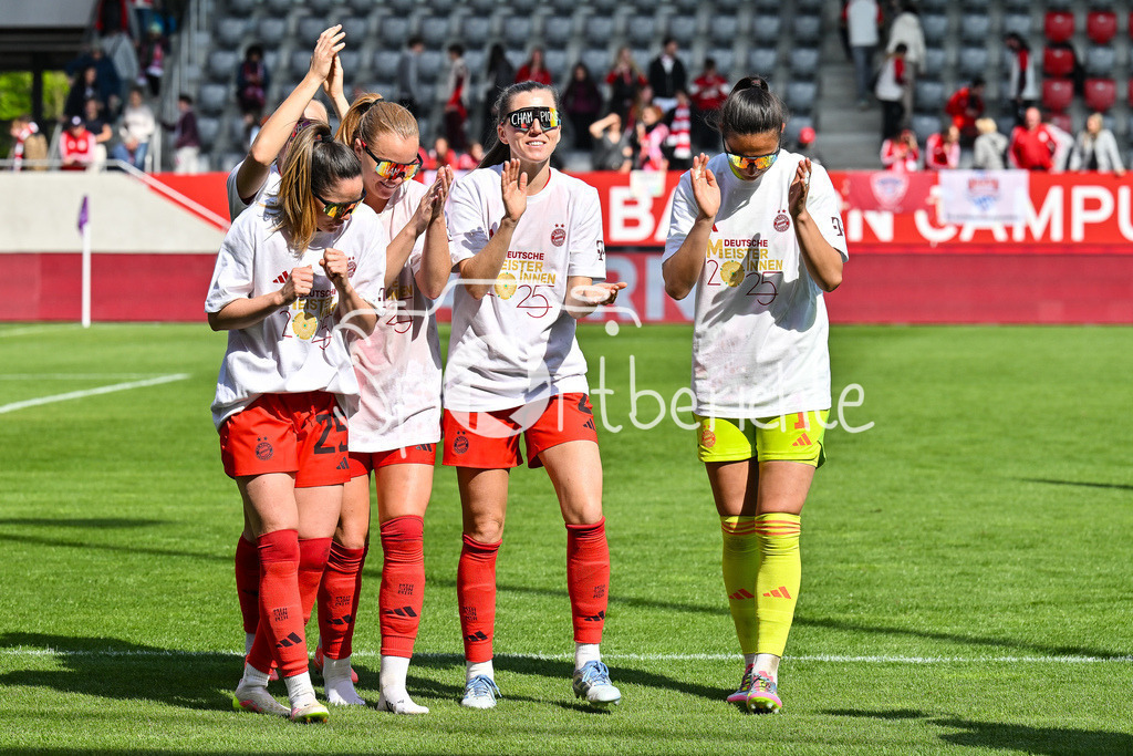 FC Bayern München - SC Freiburg | die Spielerinnen des FC Bayern feiern die Meisterschaft nach dem Heimsieg gegen den SC Freiburg / Frauen Bundesliga: FC Bayern Muenchen - SC Freiburg, FC Bayern Campus am 27.04.2025 / Sarah ZADRAZIL (FCB #25), Linda SEMBRANT (FCB #2), Maria-Luisa GROHS (FC Bayern München Frauen #1)