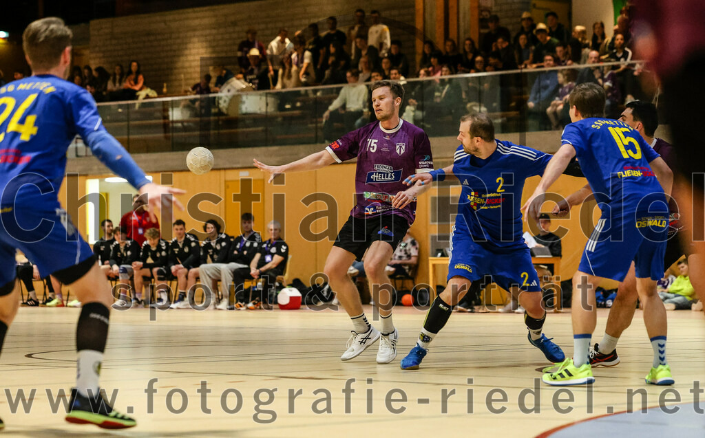 2024-02-24_030_SpVgg_Altenerding_gegen_SSG_Metten | Erding, Deutschland, 24.02.2024:
Handball, Bezirksoberliga Männer 2023 / 2024, 16. Spieltag, SpVgg Altenerding gegen SSG Metten, Endergebnis: 29:24

Ferdinand Menzel (SpVgg Altenerding, #75), Karel Kveton (SSG Metten, #2), Florian Sedlmeier (SSG Metten, #15)

Foto: Christian Riedel / fotografie-riedel.net