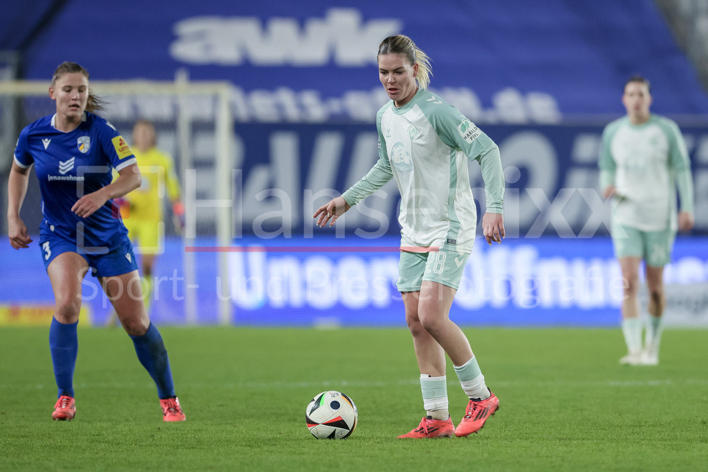 Fussball, Google Pixel Frauen-Bundesliga, FC Carl Zeiss Jena - SV Werder Bremen | v.li.: Juliane Wirtz (SV Werder Bremen, 28) am Ball, Einzelbild, Ganzkörper, Aktion, Action, Spielszene, DIE DFB-RICHTLINIEN UNTERSAGEN JEGLICHE NUTZUNG VON FOTOS ALS SEQUENZBILDER UND/ODER VIDEOÄHNLICHE FOTOSTRECKEN. DFB REGULATIONS PROHIBIT ANY USE OF PHOTOGRAPHS AS IMAGE SEQUENCES AND/OR QUASI-VIDEO.