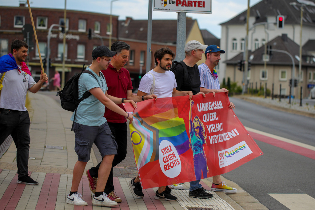 CSD_Moers_190725_160 | Bildergalerie von Sport-Ereignissen aber auch von weiteren spannenden Dingen - nicht nur vom Niederrhein. In Anlehnung an den bekannten Spruch von Hanns Dieter Hüsch heißt das Motto: "Niederrhein ist überall".  - Realisiert mit Pictrs.com