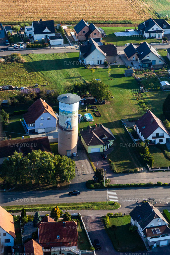 Vue aérienne: Château d'eau avec peinture à Schœnenbourg dans le département Bas Rhin, France. Photo: IMG_139239.jpg prise le 01/10/2023 par Werner Riehm/FLY-FOTO.euRésolution de l'original: 2690 x 4034 px