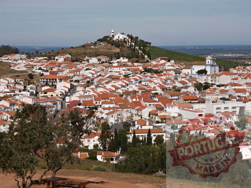 Portuguese Alentejo town Estremoz with church on hilltop | Estremoz town, Alentejo, Portugal, boasting white houses, red roofs, and churches on rolling hills - Realisiert mit Pictrs.com