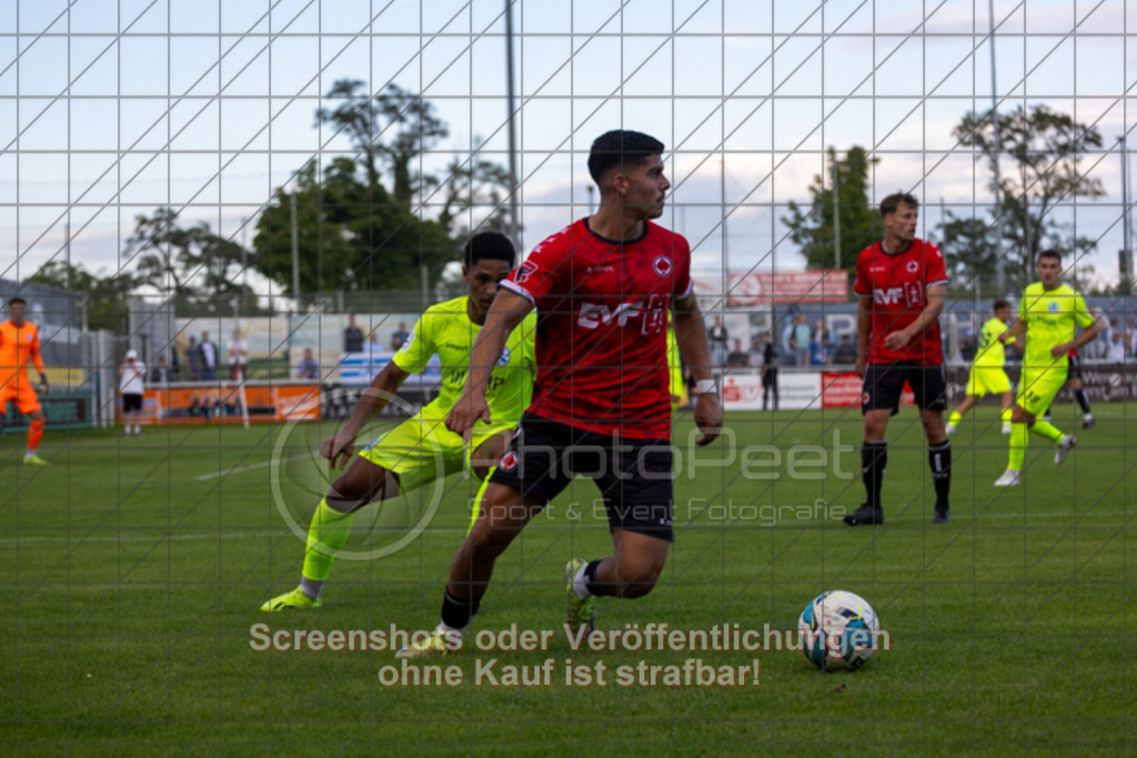 20250729_194247_0191 | #,1.Göppinger SV (rot) vs. SV Stuttgarter Kickers (gelb), Fussball, DB-Regio-WFW-Pokal - wfv, 2.Runde, Saison 2025/2026, Rasensportplatz Stadion SV Göppingen, Hohenstaufenstr. 116, 73033 Göppingen, 29.07.2025 - 19:00 Uhr,Foto: PhotoPeet-Sportfotografie/Peter Harich