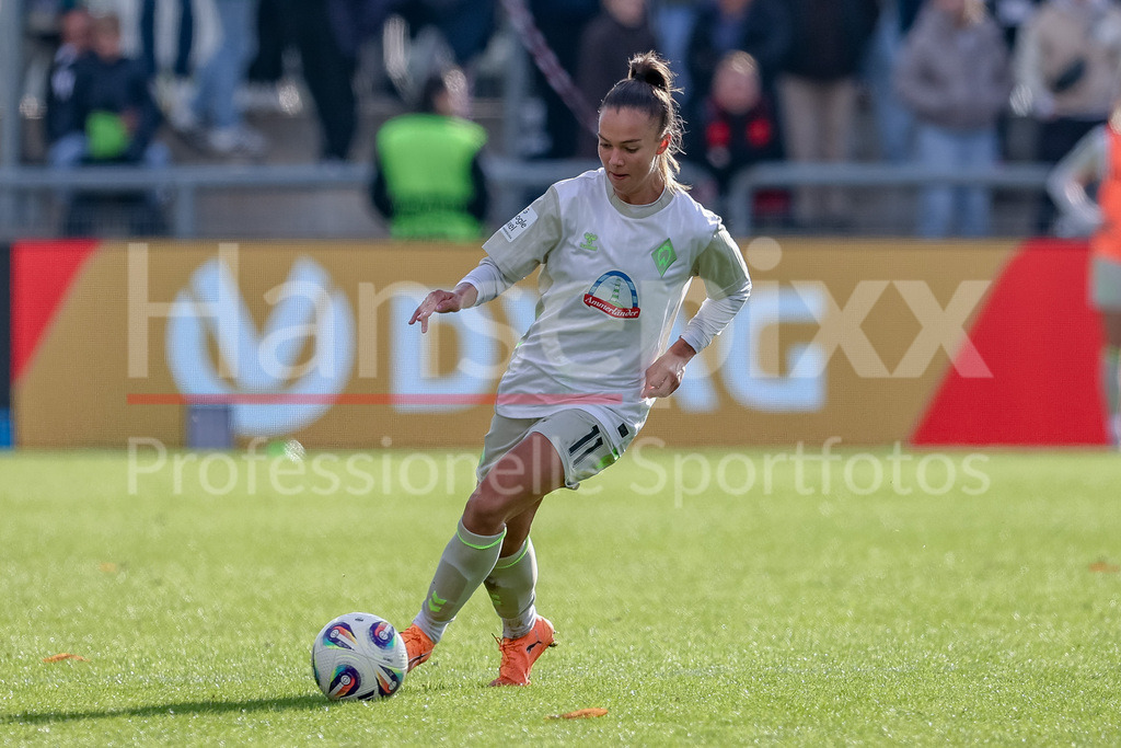 Fussball, Google Pixel Frauen-Bundesliga, Eintracht Frankfurt - SV Werder Bremen | Maja Sternad (SV Werder Bremen, 11) am Ball, Freisteller, Einzelbild, Ganzkörper, Aktion, Action, Spielszene, DIE DFB-RICHTLINIEN UNTERSAGEN JEGLICHE NUTZUNG VON FOTOS ALS SEQUENZBILDER UND/ODER VIDEOÄHNLICHE FOTOSTRECKEN. DFB REGULATIONS PROHIBIT ANY USE OF PHOTOGRAPHS AS IMAGE SEQUENCES AND/OR QUASI-VIDEO.
