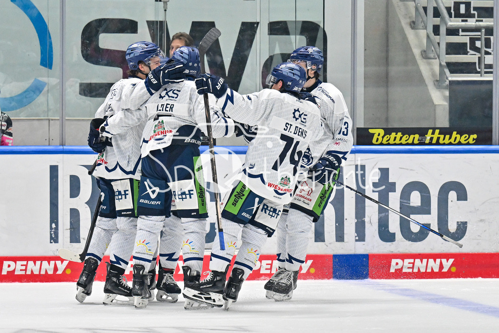 Augsburger Panther - Straubing Tigers | Jubel der Gaeste nach dem Treffer zum 0-4 durch Taylor LEIER  (Straubing Tigers #7) / Tor / Happy / Freude / Torschuetze / DEL: Augsburger Panther - Straubing Tigers, Curt Frenzel Stadiom am 20.10.2024