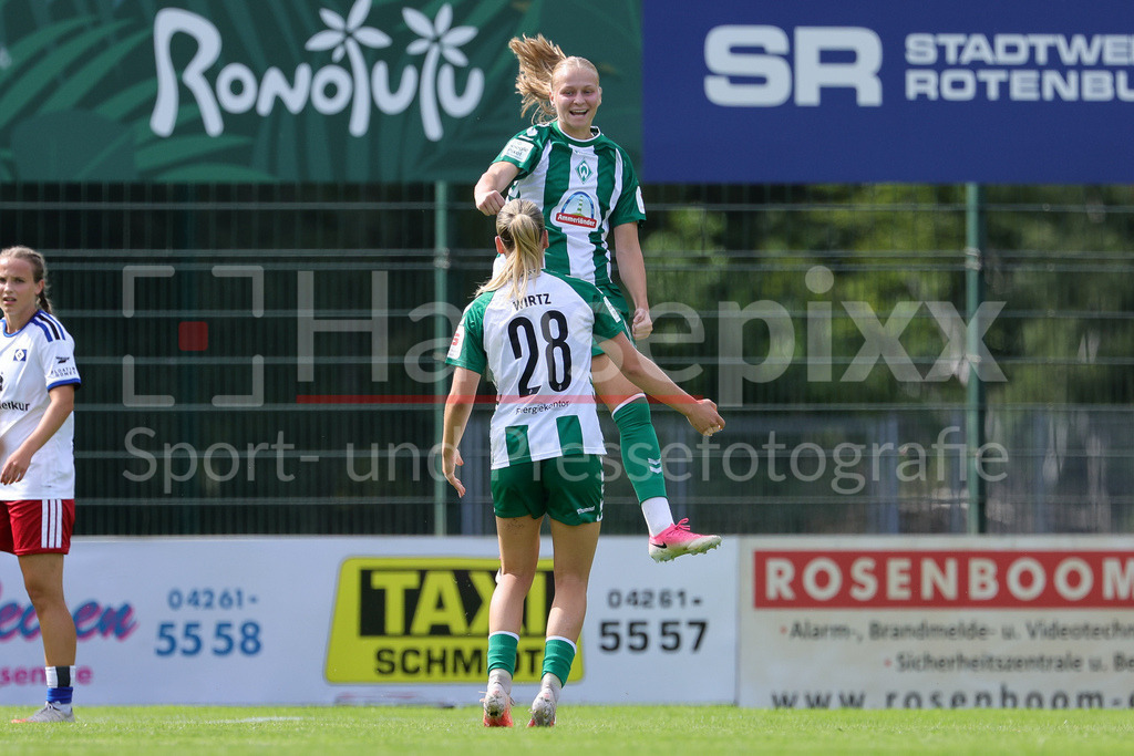 Fussball, Testspiel Frauen, SV Werder Bremen - Hamburger SV | v.li.: Juliane Wirtz (SV Werder Bremen, 28) und Torschützin Isabella Jaron (SV Werder Bremen, 11) mit Torjubel, Jubel, jubeln, jubelt, optimistisch, Spielszene, Highlight, Freude über das Tor zum 1:0