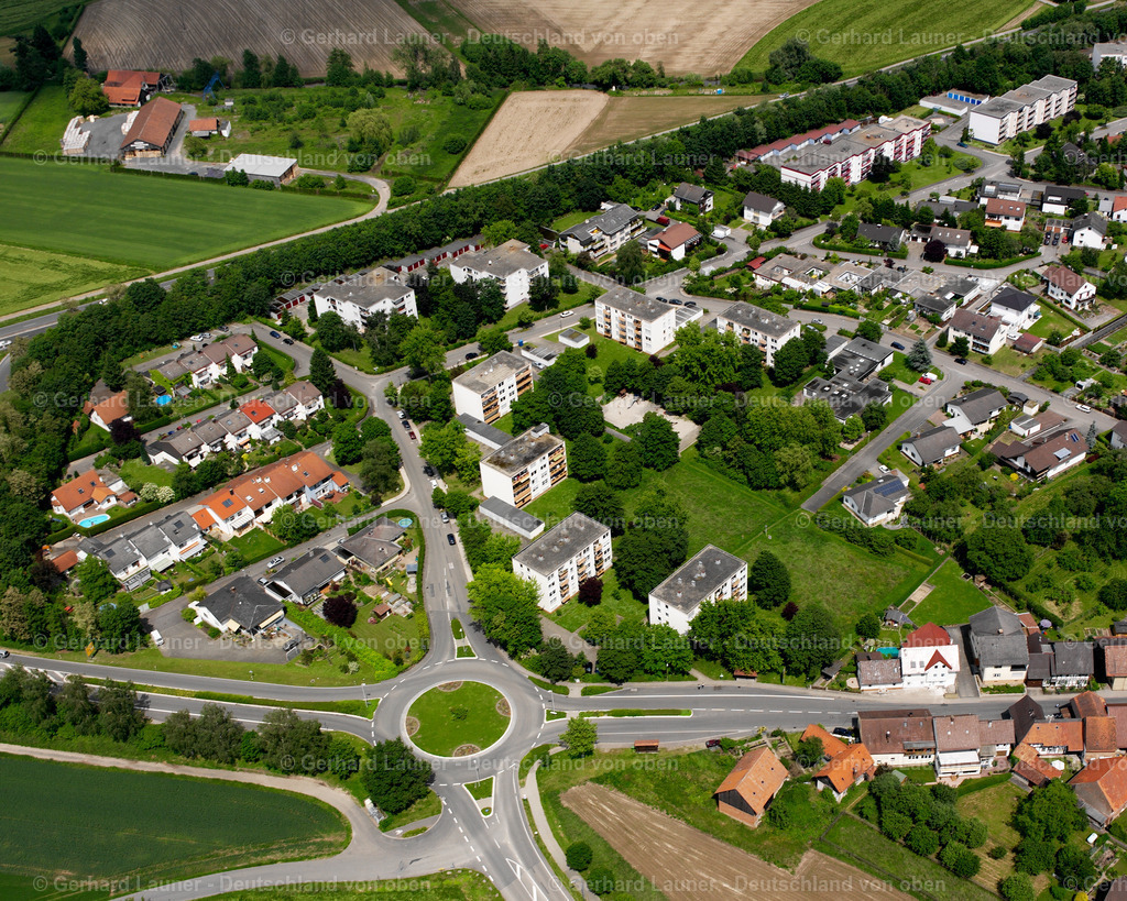 2627082 | WILLSTäTT 09.06.2006 Landwirtschaftliche Nutzflächen und Feldgrenzen  umsäumen das Siedlungsgebiet des Dorfes in Willstätt im Bundesland Baden-Württemberg, Deutschland // Agricultural land and field boundaries surround the settlement area of the village  in Willstätt in the state Baden-Wuerttemberg, Germany Foto: Gerhard Launer