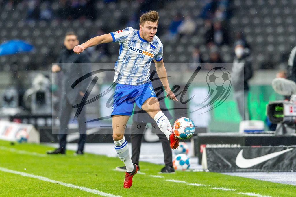 BSCRBL20220220_136 | Fussball, Herren: Fredrik Andre Bjoerkan (Hertha BSC) in Aktion, am Ball, Einzelaktion bei dem Spiel der 1. Bundesliga zwischen Hertha BSC und RB Leipzig im Olypiastadion am 20.02.2022 in Berlin, Deutschland.DFB / DFL REGULATIONS PROHIBIT ANY USE OF PHOTOGRAPHS AS IMAGE SEQUENCES AND/OR QUASI-VIDEO. - Realisiert mit Pictrs.com