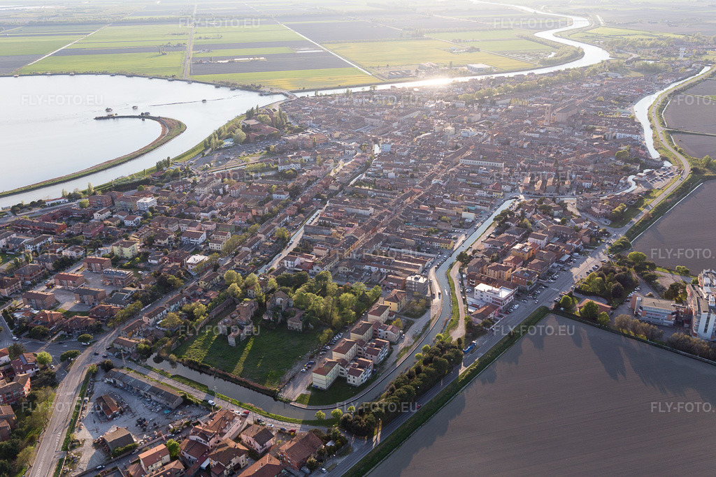 Vue aérienne: Vue de la ville à Comacchio dans le département Ferrara, Italie. Photo: IMG_098655.jpg prise le 06/04/2017 par Werner Riehm/FLY-FOTO.euRésolution de l'original: 5472 x 3648 px