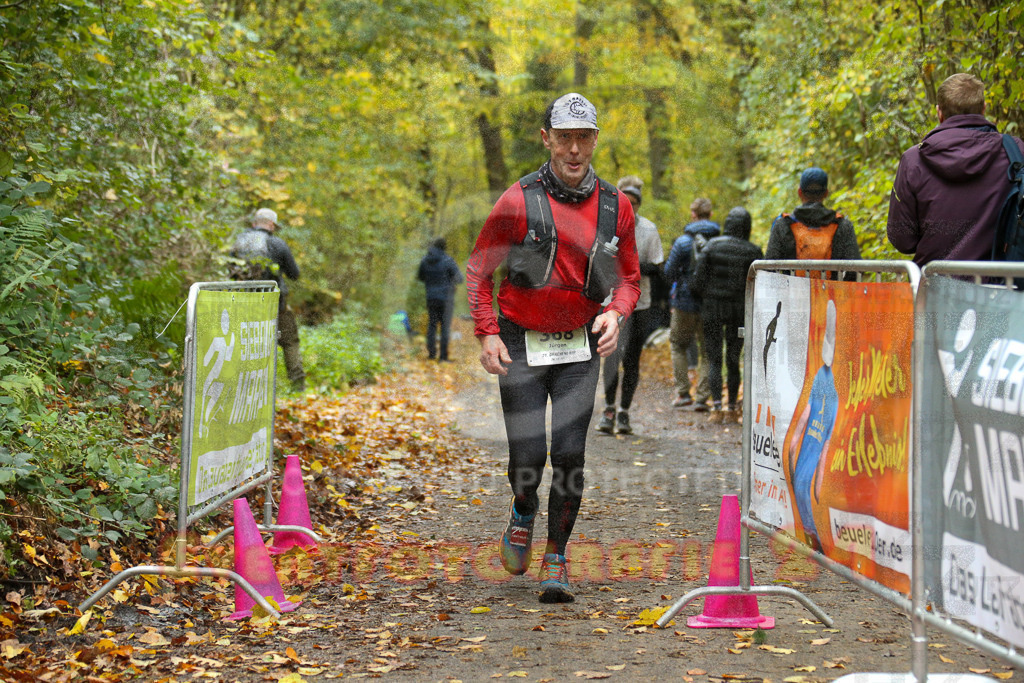 251026_1330_EX1_3573 | Sportfotografie im Rhein-Sieg Kreis, Köln, Bonn, NRW, Rheinland Pfalz, Hessen, etc. Unser Tätigkeitsfeld umfasst den Laufsport vom Volkslauf über den Marathon, Duathlon, Triathon bis zum Ultralauf wie Kölnpfad Ultra oder Schindertrail.