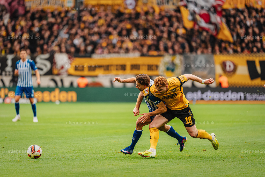 Dresdner SC - Allianz MTV Stuttgart, DEKRA 1. Bundesliga Frauen, Volleyball | Im Bild: Zweikampf Robert Wagner (18, SG Dynamo Dresden) und 1. FC Magdeburg18.10.2026, SG Dynamo Dresden - 1. FC Magdeburg, 2. BUNDESLIGA - 8. SPIELTAG, Fußball, Deutschland, Dresden, Rudolf-Harbig-Stadion