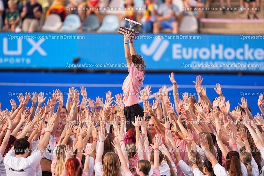 xydrx08082500010 | 08.08.2025, xydrx, Herren EuroHockey Championship 2025, Gruppenphase, Gruppe B, Deutschland - Frankreich, Sparkassenpark Mönchengladbach: Eine Tänzerinn wird in die Luft gehoben und streckt dem Pokal in die Luft