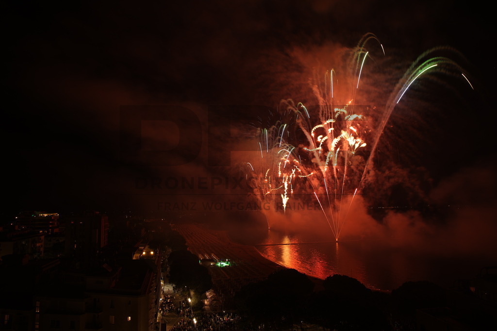 Ferragosto Fireworks in Grado, Italy | GRADO, ITALY, 15.AUG.26 - FIREWORKS - Ferragosto fireworks over the Adriatic Sea in Grado, Italy. Colorful fireworks light up the night sky above the beach, coastline and waterfront during the traditional summer celebration. - Realisiert mit Pictrs.com