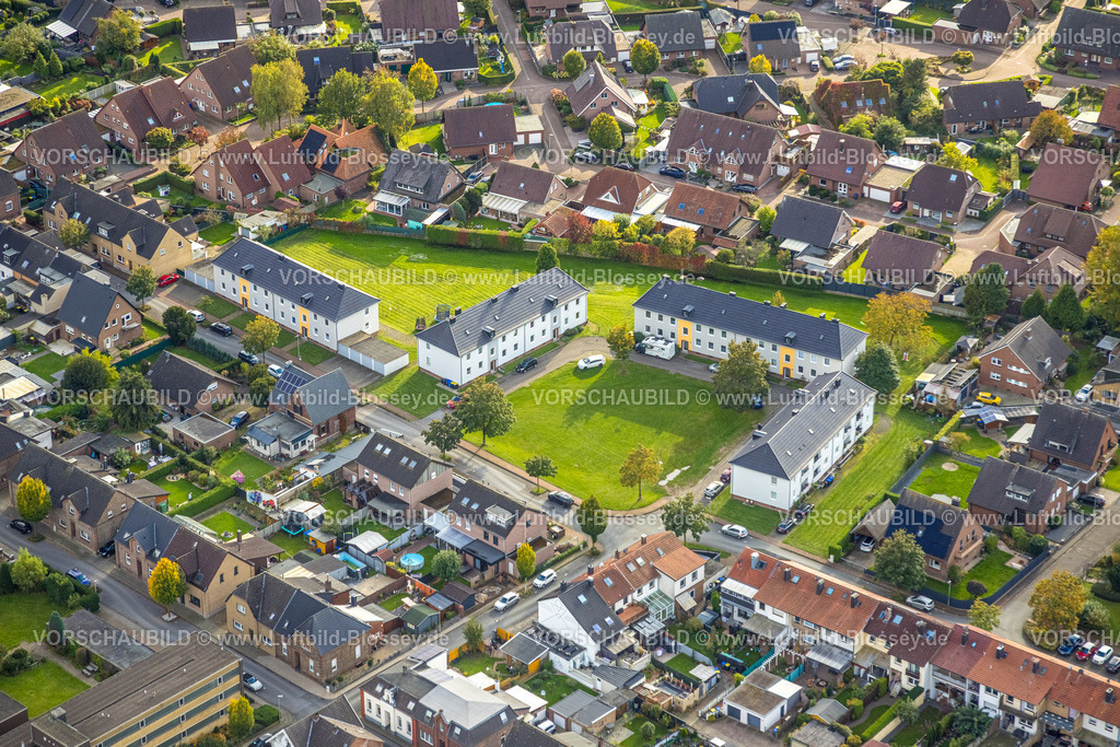 Isselburg241010127 | Luftbild, Mehrfamilienhaus Wohnsiedlung Bismarckstraße, Isselburg, Niederrhein, Nordrhein-Westfalen, Deutschland