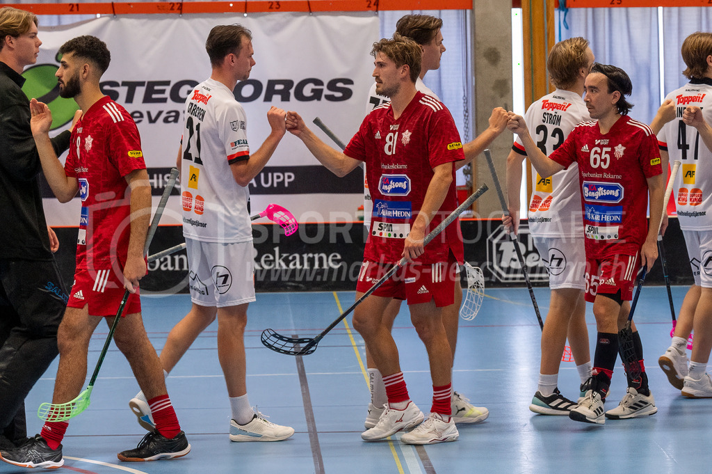 Strängnäs IBK vs Höllvikens IBF - 30. September 2023 | Strängnäs IBK vs Höllvikens IBF
Thomas Arena, Strängnäs
Ahmad Dakhallah (#8 Strängnäs IBK), Tim Aeschmann (#81 Strängnäs IBK) und Rasmus Jansson (#65 Strängnäs IBK) bei der Verabschiedung des Gegners.
Bild: Sportfotografie Markus Aeschimann | www.markus-aeschimann.ch - Realisiert mit Pictrs.com