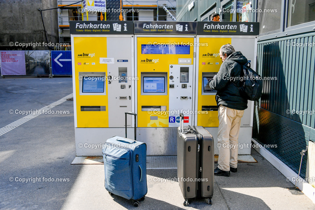 Deutschland_ Baden-Wuerttemberg_ Ulm_ 11.04.2025-34 | 11.04.2025, Deutschland, GER, Baden-Wuerttemberg, Ulm, im Bild Themenbild, Reisezentrum, Fahrkartenautomat, Hauptbahnhof, Reisender, kaufen, Ticket, Selbstbedienung, Feature, Symbolbild