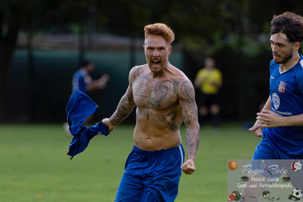 Hessenliga: Türk Gücü Friedberg - FC Eddersheim, 09.08.2024 | Ekstase beim orschützen zum 5:3 Noah Michel (Türk Gücü Friedberg #33), Türk Gücü Friedberg - FC Eddersheim, Friedberg, Städtischer Sportplatz, 9.8.2024 - Realisiert mit Pictrs.com