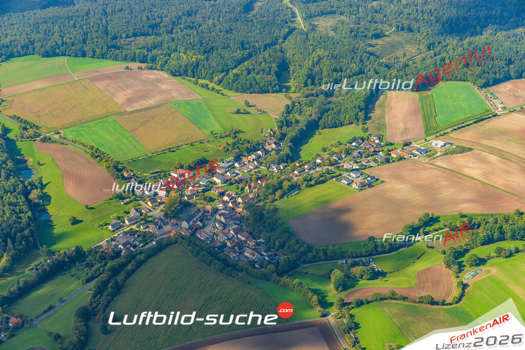 Schöne Luftaufnahme Kornhöfstadt Scheinfeld - Die Luftaufnahme wurde 2025 vom Flugzeug heraus erstellt ( keine Drohne ) - Hochauflösende Luftaufnahme - für professionelle Ausdrucke geeignet. Die Geschenkidee !Mit Lizenz und Bildrechte bestellbar