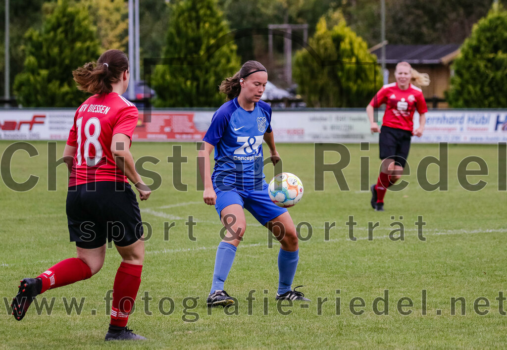 2023-10-07_044_FC_Langengeisling_gegen_MTV_Diessen_Ammersee | Erding, Deutschland, 07.10.2023:
Fußball, Bezirksoberliga 2023 / 2024, 6. Spieltag, FC Langengeisling gegen MTV Diessen/Ammersee, Endergebnis: 0:3

Magdalena Bonomo (MTV Diessen/Ammersee, #18), Lisa Mayer (FC Langengeisling, #6)

Foto: Christian Riedel / fotografie-riedel.net