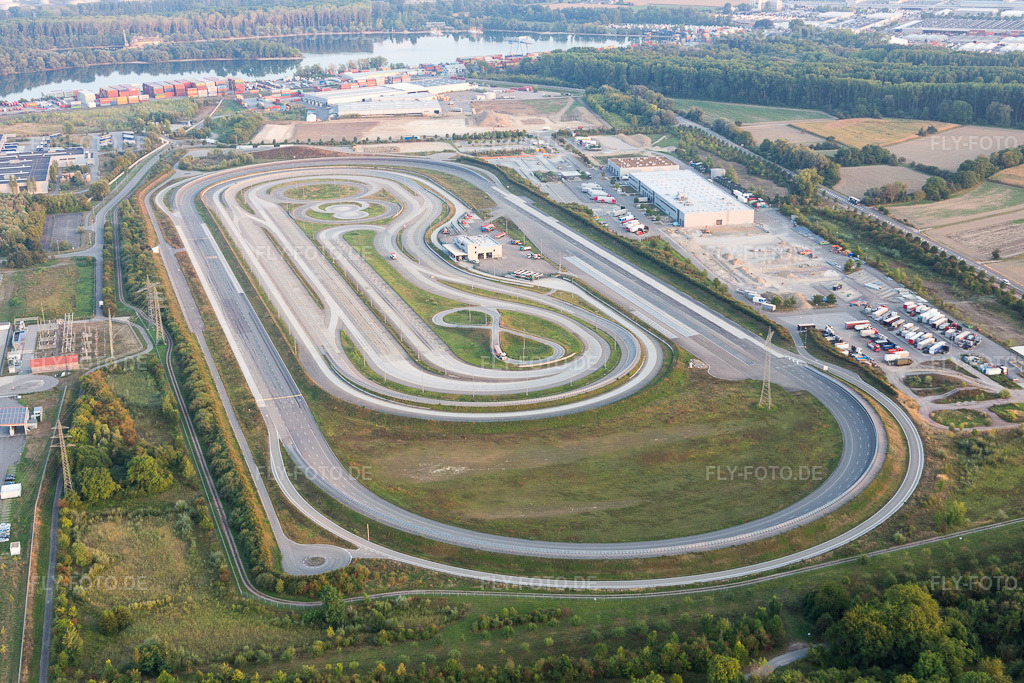 Luftbild: Wörth am Rhein, Industriegebiet Oberwald in Wörth am Rhein im Bundesland Rheinland-Pfalz in Deutschland. Foto: IMG_110759.jpg vom 05.09.2018 durch Werner Riehm/FLY-FOTO.de