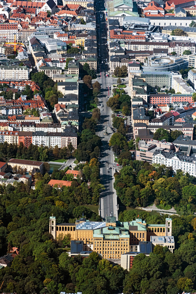 dr__0092817.jpg | MüNCHEN 01.10.2021 Gebäudekomplex des Ministerium Maximilianeum - Bayerischer Landtag an der Max-Planck-Straße im Ortsteil Haidhausen in München im Bundesland Bayern, Deutschland. Weiterführende Informationen bei: Bayerischer Landtag. // Building complex of the Ministry Maximilianeum - Bayerischer Landtag on Max-Planck-Strasse in Munich in the state Bavaria, Germany. Further information at: Bayerischer Landtag. Foto: Daniel Reiter