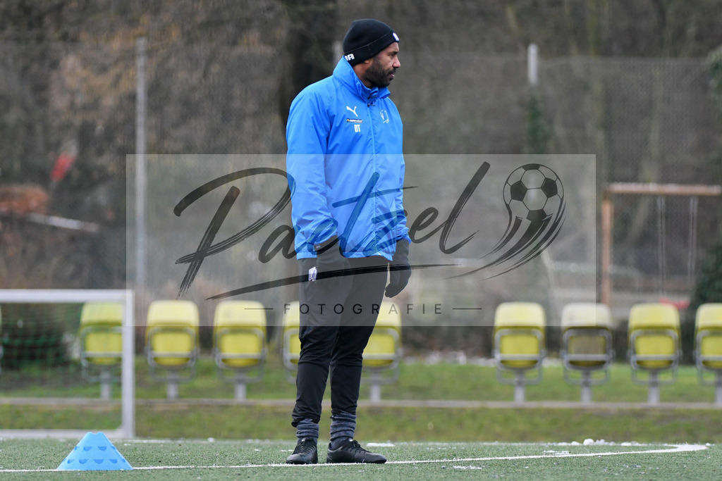 20200226_TRAOSN_0104 | Fussball, Herren: Trainer Daniel Thioune (VfL Osnabrueck) schaut waehrend der Trainingseinheit des VfL Osnabrueck im Sportpark Illoshoehe am 26.02.2020 in Osnabrueck, Deutschland. - Realisiert mit Pictrs.com